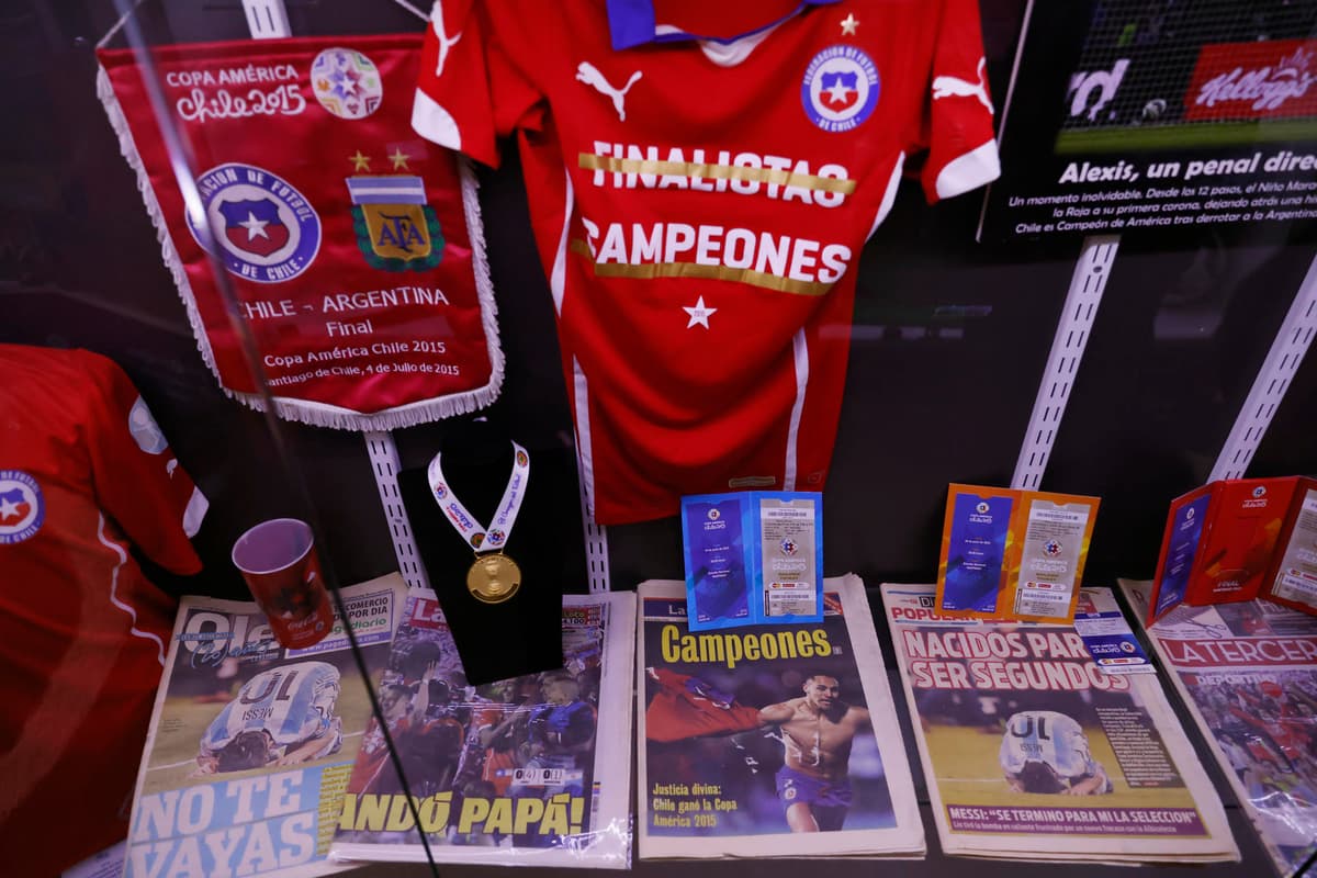 Chile celebra el décimo aniversario de su primera Copa América, sumido en una aguda crisis