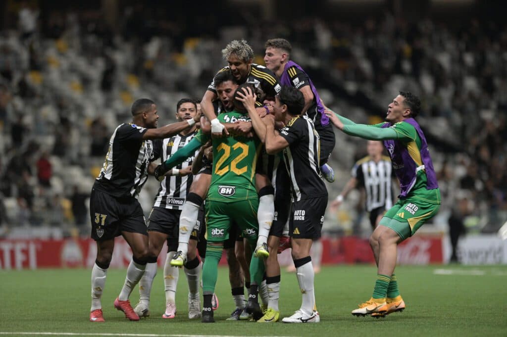 Atlético Mineiro sufre, pero el brasileño Everson lo matricula en octavos donde le espera Godoy Cruz