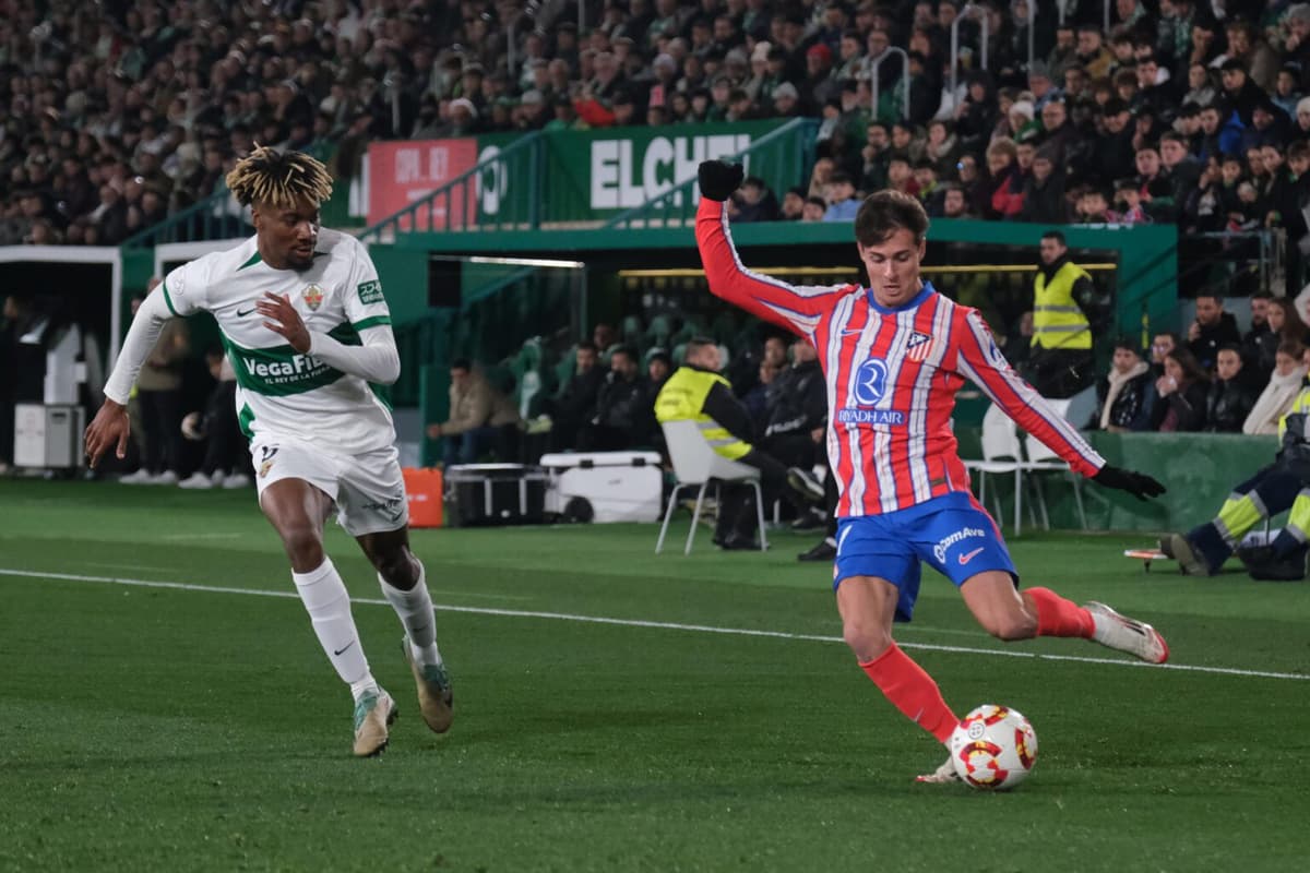 El español Riquelme, traspasado del Atlético de Madrid al Betis