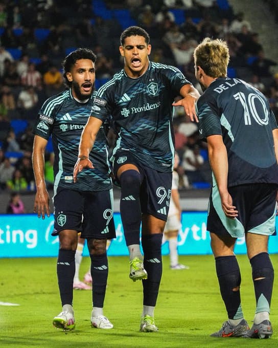 Un salvadoreño y un guyanés, claves en Seattle Sounders, renovaron con el equipo