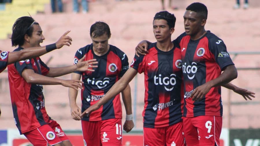 Colombianos lideran la tabla de goleo y asistencia en El Salvador