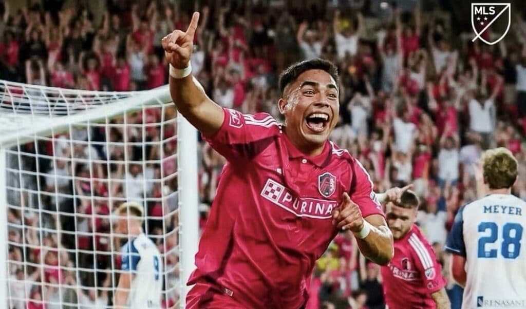 Cuatro latinos, incluido un DT, se abren paso en el Equipo Ideal de la Semana 28