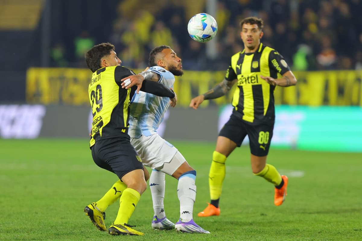 Racing intentará remontar ante Peñarol tras un partido de ida caliente