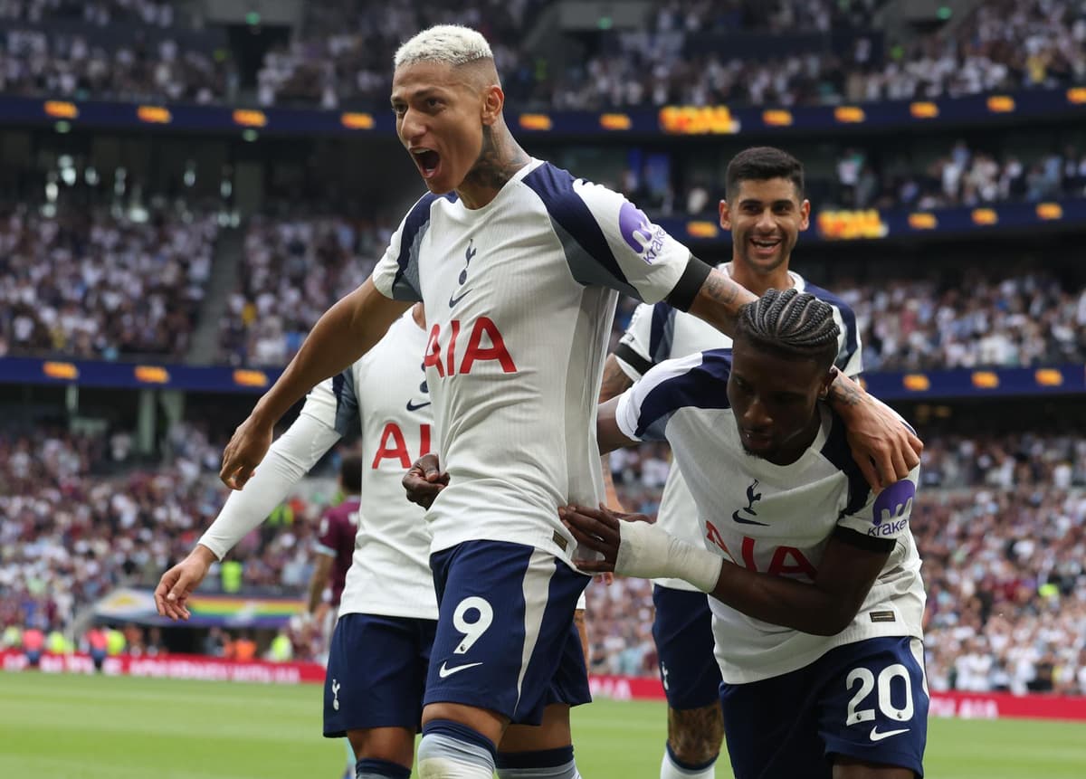Brasileño Richarlison ejecuta impulsa al Tottenham de chilena