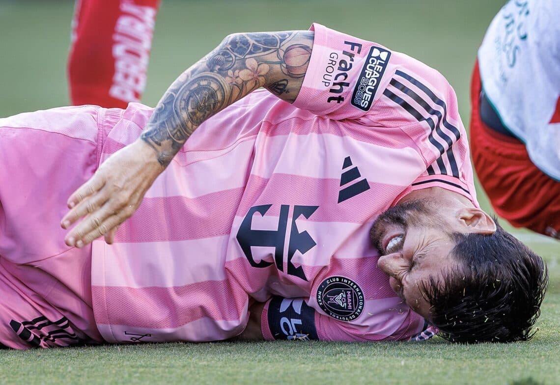 Argentino Messi abandona por lesión partido con Necaxa