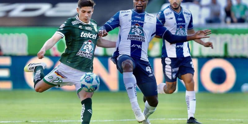 El panameño Díaz salva a León