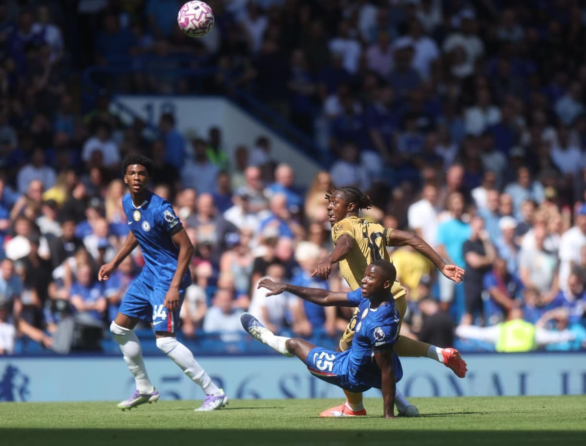 El Chelsea del ecuatoriano Caicedo tropieza en su estreno frente al Crystal Palace de los colombianos