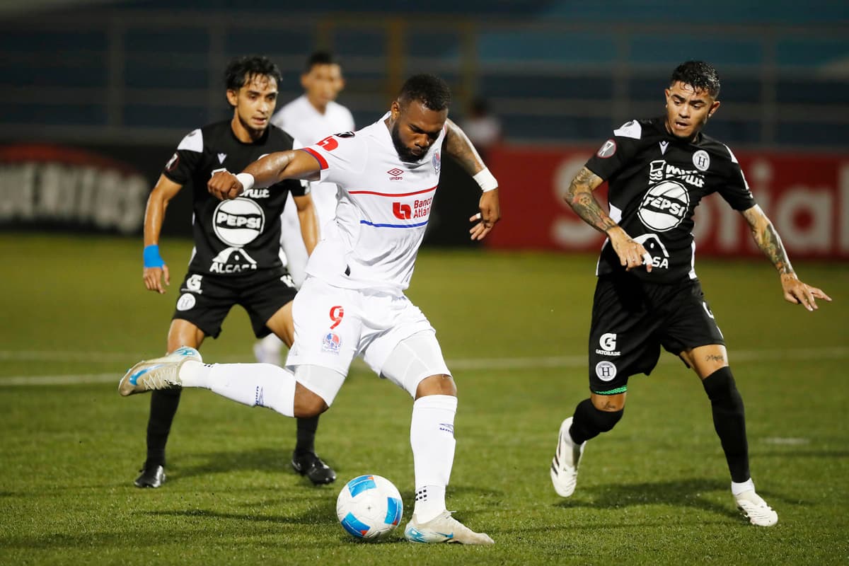 Olimpia con la figura del uruguayo Montiel, sigue primero en Honduras
