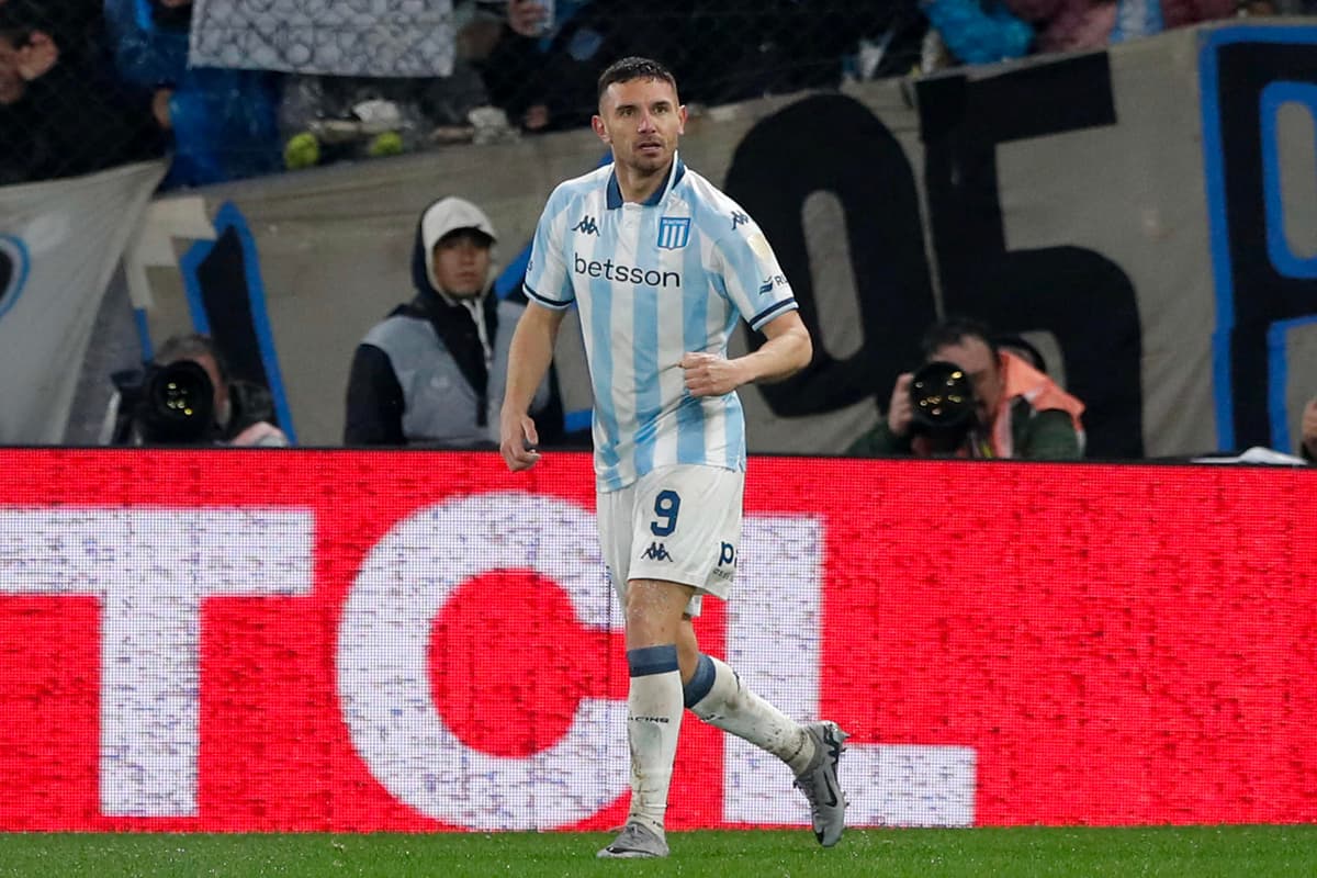Racing con doblete del argentino Martinez vence a Peñarol y se cita con Vélez