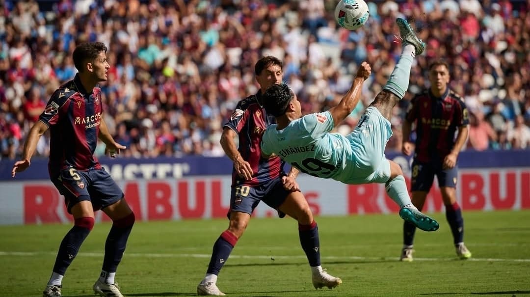 El gol del «Cucho» Hernández no alcanza y el Betis iguala ante el Levante