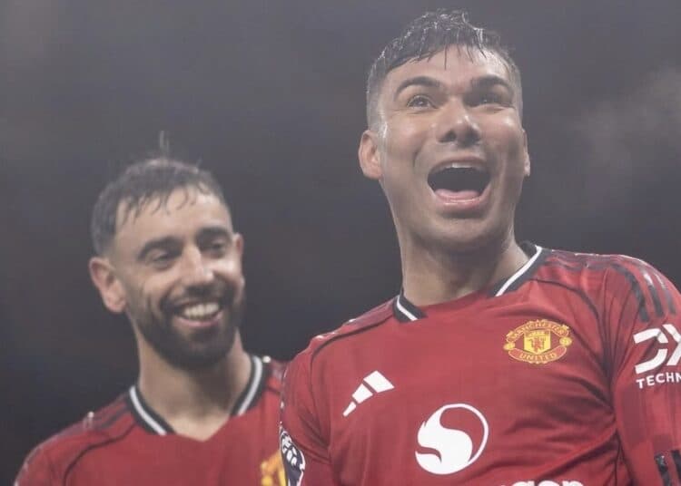 Casemiro anota, se va expulsado y el United vence al Chelsea