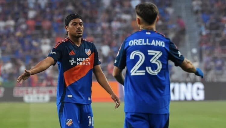 La magia del brasileño Evander se contrapone al gol de Freeman