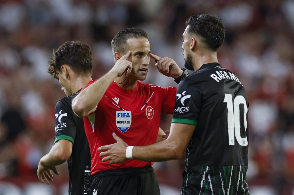 LaLiga denuncia cánticos ofensivos contra Rafa Mir, Raúl Asencio y Sergi Darder