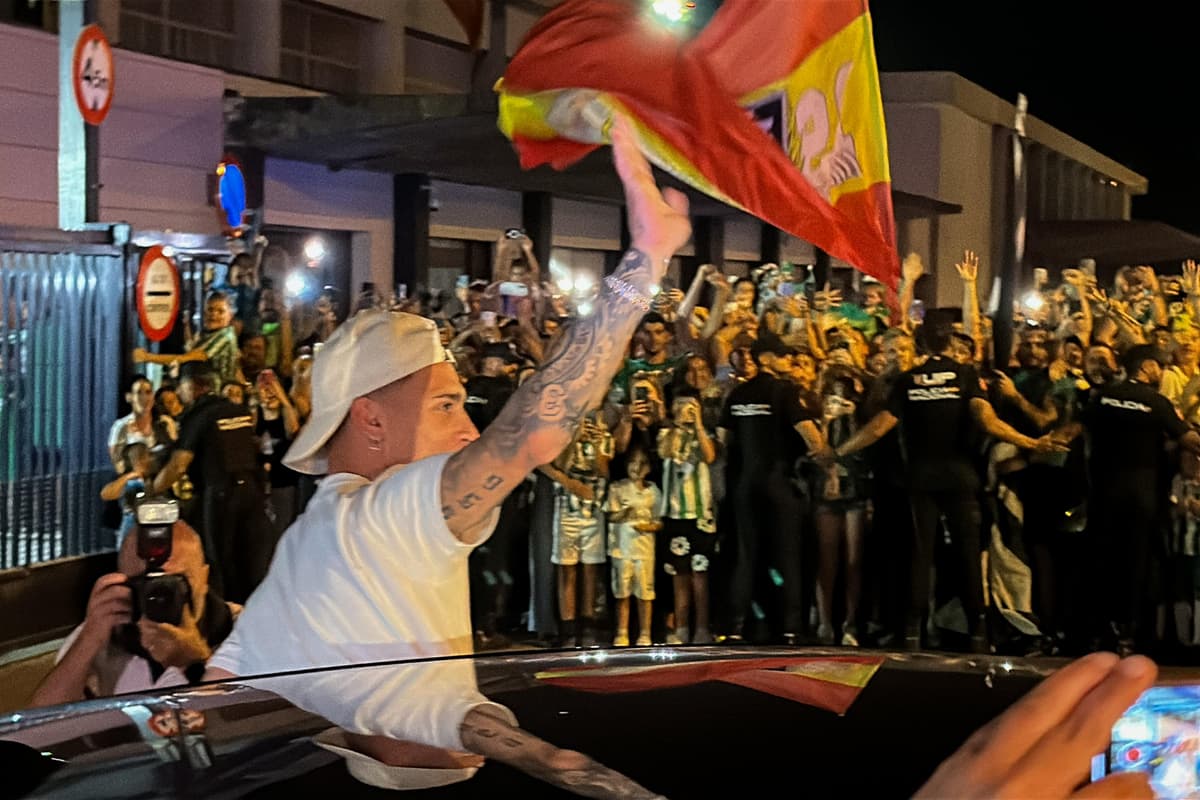 Brasileño Antony: «Ha sido un mes muy duro, he estado más de 40 días en un hotel»