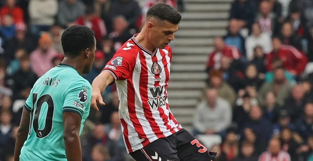 Victoria del Sunderland, imperial en defensa el paraguayo Alderete