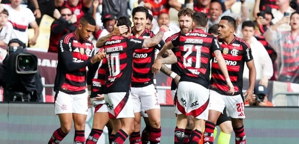Flamengo vence, con polémica, a Palmeiras en Maracaná y la punta se iguala