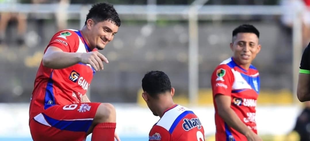 Firpo manda en la tabla del fútbol de El Salvador y tiene aporte «tico»