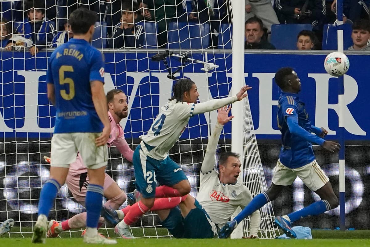 El Espanyol del uruguayo Cabrera cortó en Oviedo su mala racha