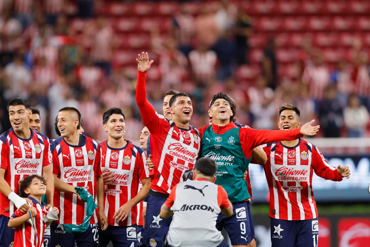 Las Chivas del argentino Milito golean al Atlas y se llevan el derbi tapatío de México