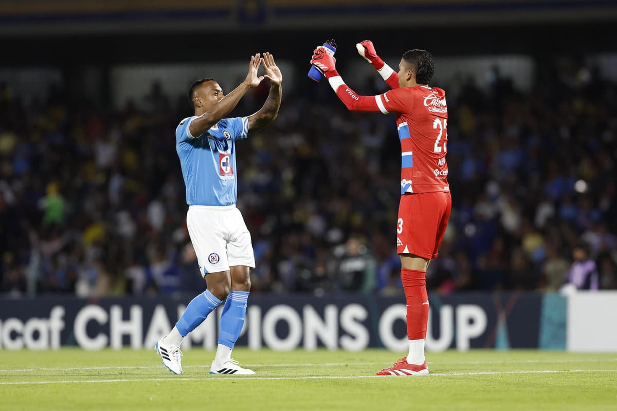 Los colombianos Mier y Ditta fueron al banquillo de Cruz Azul por regresar tarde de la Selección
