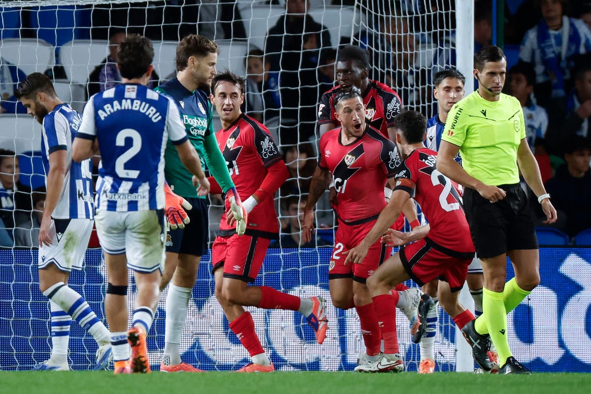 Un gol de Espino alivia al Rayo y envía a la Real del venezolano Aramburu al sótano