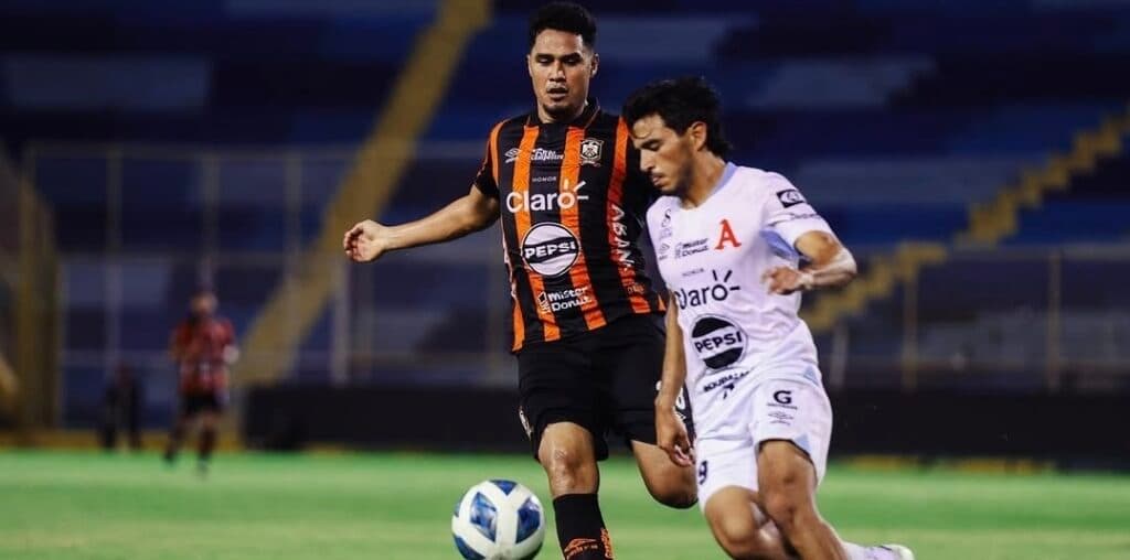 El Águila vence al líder y sube en la tabla de El Salvador
