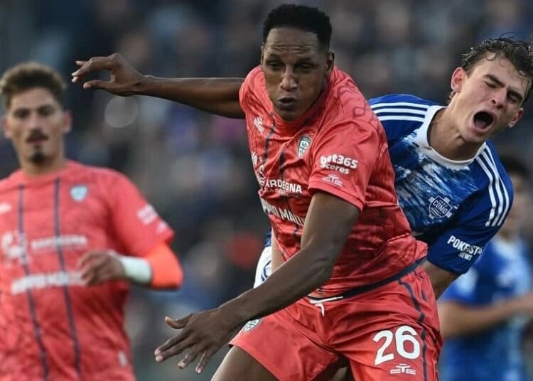 La muralla del Cagliari, liderada por el colombiano Mina, frena al Como