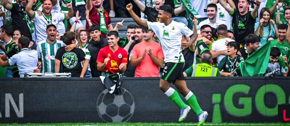 Una campaña goleadora top con el Racing de Santander lleva al ecuatoriano Arévalo a la Selección