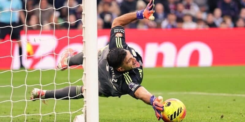 Los albicelestes Dibu Martínez y Buendia, guías de un Aston Villa imparable