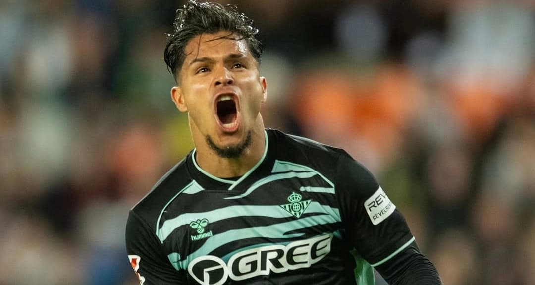 Una anotación del colombiano Cucho Hernández mantiene al Betis en puestos europeos