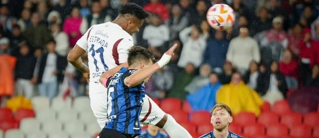 Un gol del argentino Alzugaray le da triunfo a Liga de Quito y aplaza título de Independiente del Valle