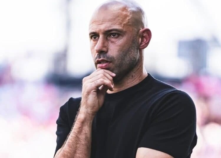 Argentino Mascherano reconoce la dificultad de dejar en el banquillo a Luis Suárez