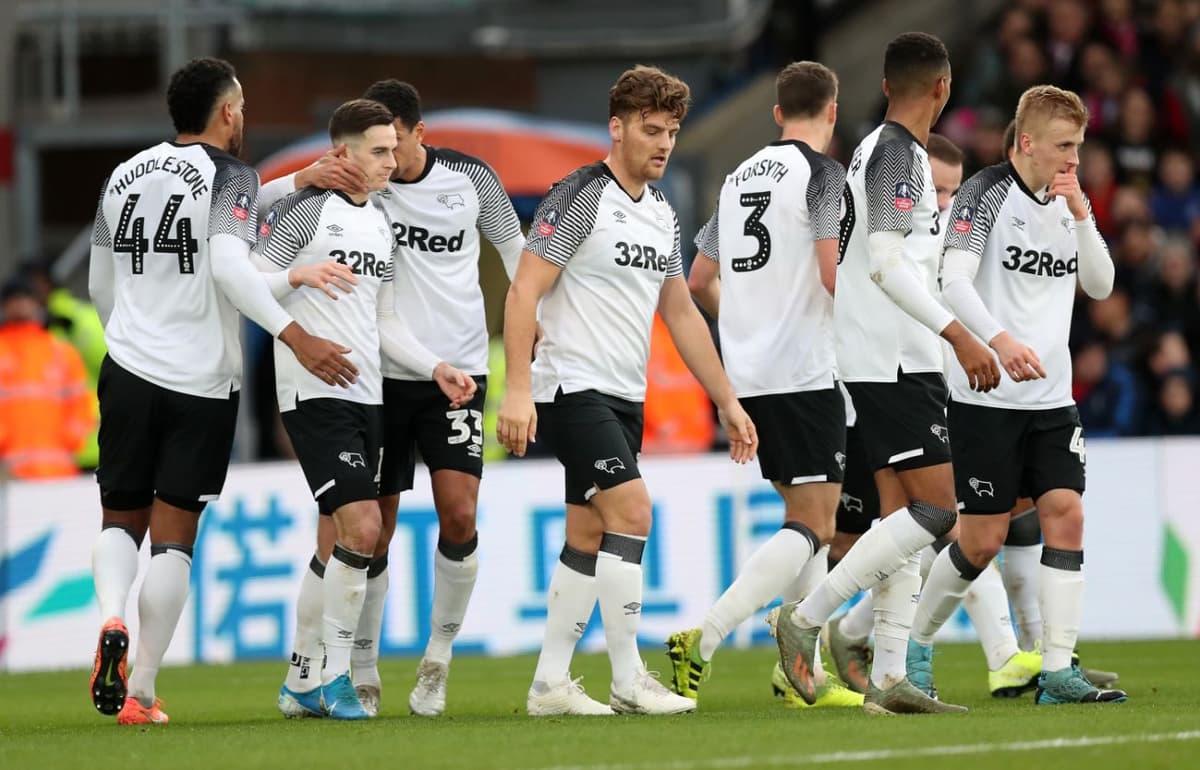 Guatemalteco arrasa en Inglaterra y llega a los 300 partidos en Europa