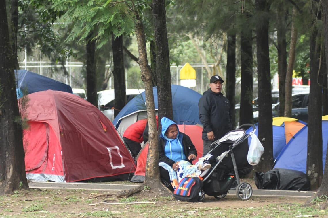 La fiebre por la selección de Guatemala lleva a hinchas a acampar para comprar entradas