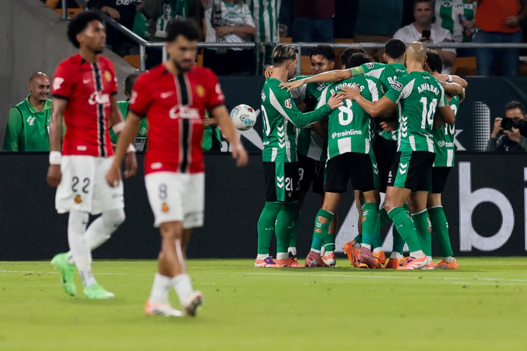 El colombiano Cucho Hernández y el argentino Chimy Ávila, vuelven a entrenar con Betis