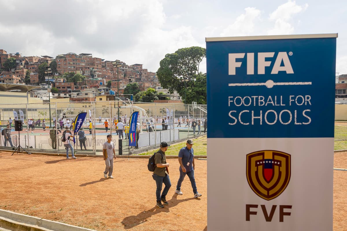 Jugar al fútbol y estudiar, el proyecto de la FIFA que llegará a 500 escuelas de Venezuela