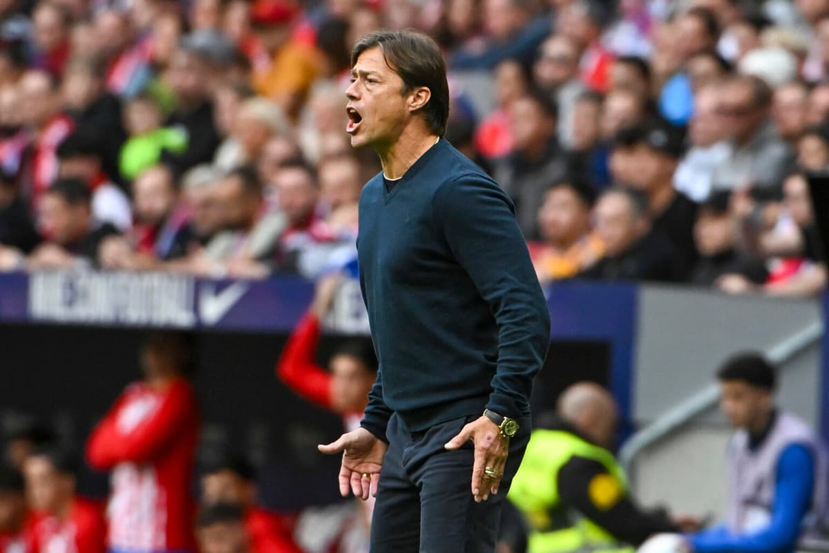 Argentino Almeyda dobla la rodilla ante su amigo y compatriota Simeone