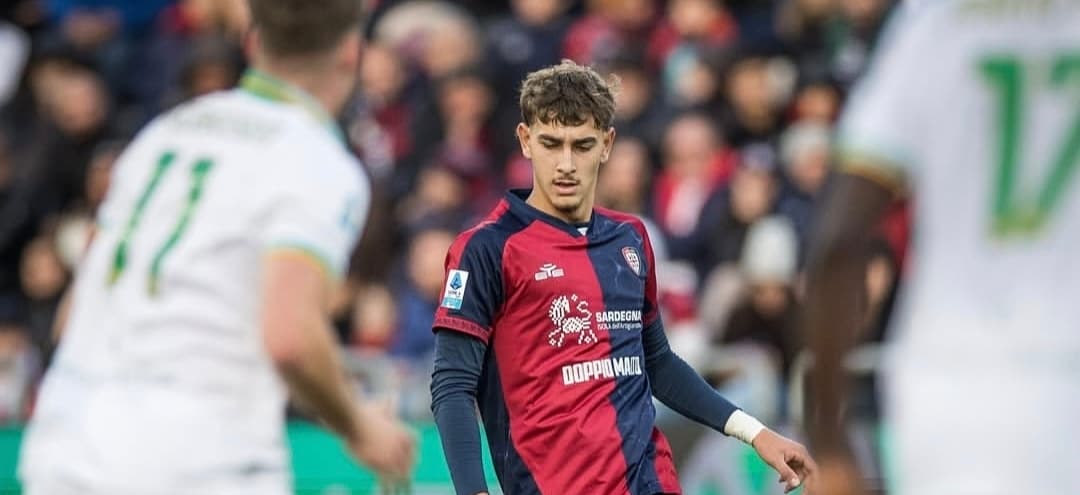 Un heroico Cagliari sin el cafetero Mina vence a la Roma y la descuelga del liderato