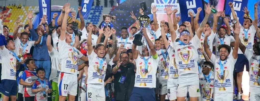Entrenador «tico» Marvin Solano guía a Firpo al título en El Salvador