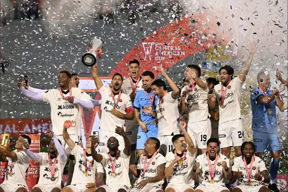 Alajuelense de la mano de mexicano y colombiano, sigue siendo el rey de Centroamérica