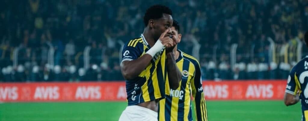 Fenerbahce da la sorpresa y gana la Supercopa de Turquía al Galatasaray, con el colombiano Jhon Durán en la cancha