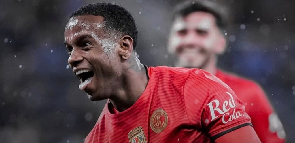 La brillantez del brasileño Helinho y un Hugo González impasable llevan a Toluca a la victoria en Monterrey