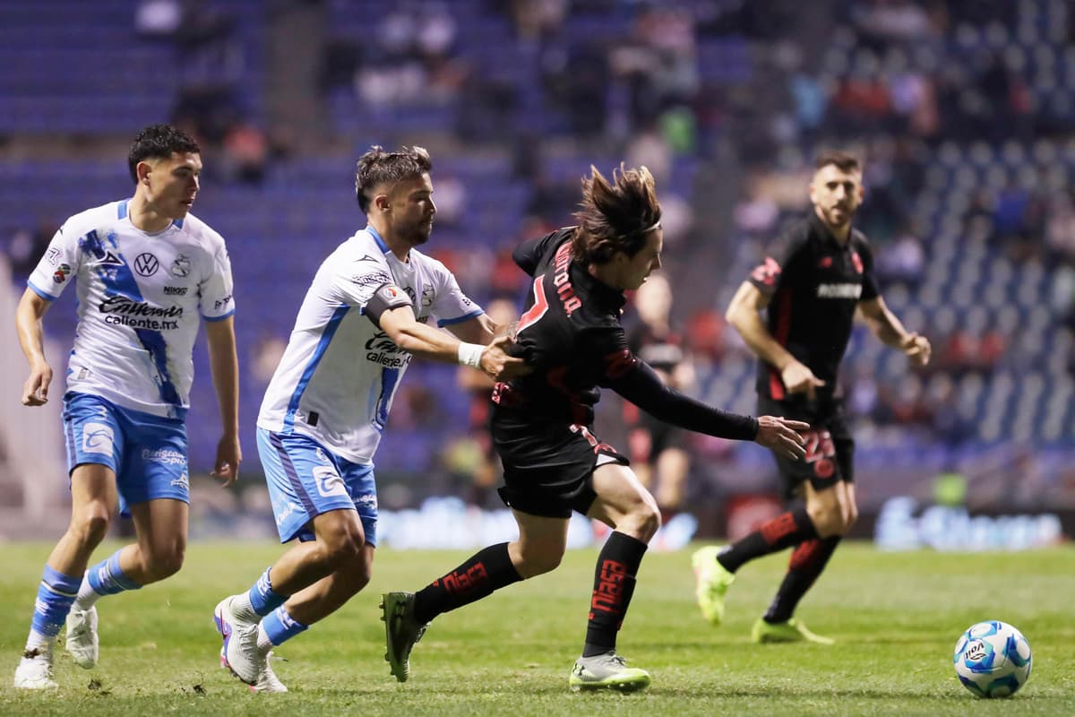 Costarricense Vargas lidera a Puebla, que empata con el campeón Toluca y le impide ser líder