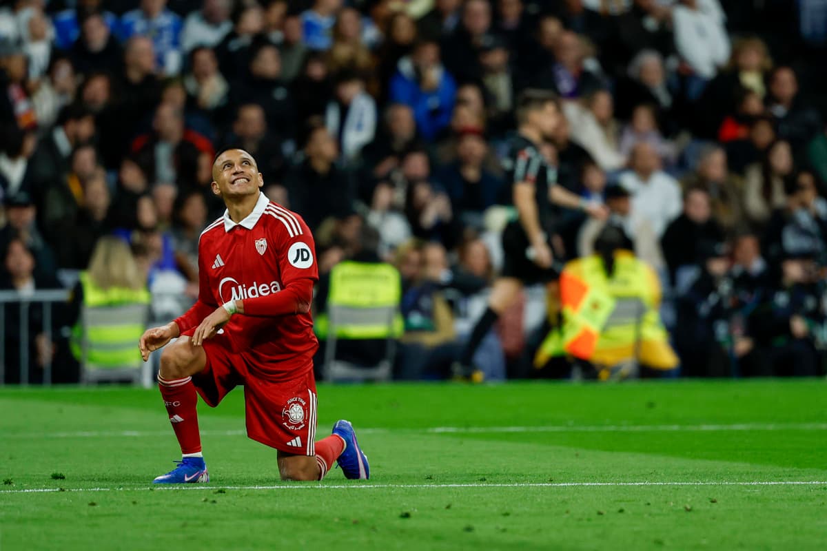 El chileno Alexis Sánchez, duda para el partido del lunes en Elche por un golpe en la pelvis