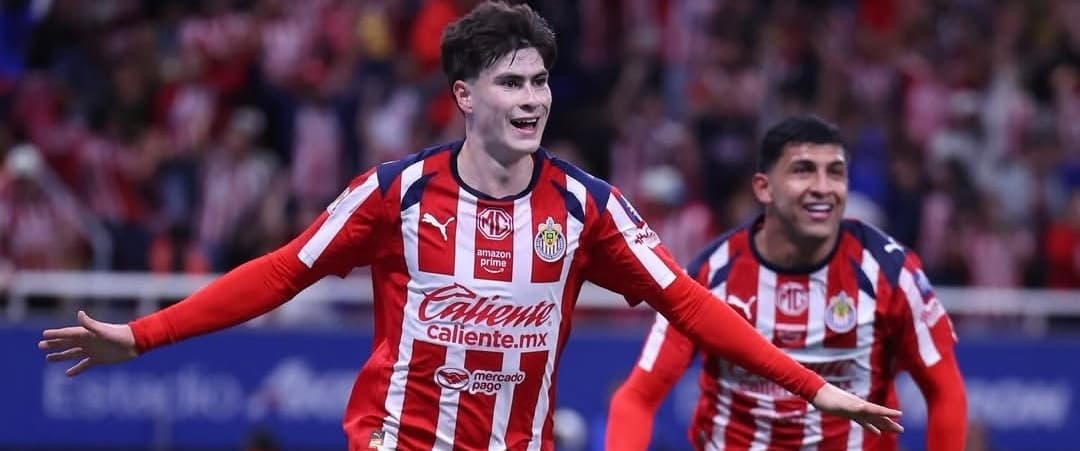 Las Chivas de Guadalajara dirigidas por el argentino Milito baten al América en el clásico