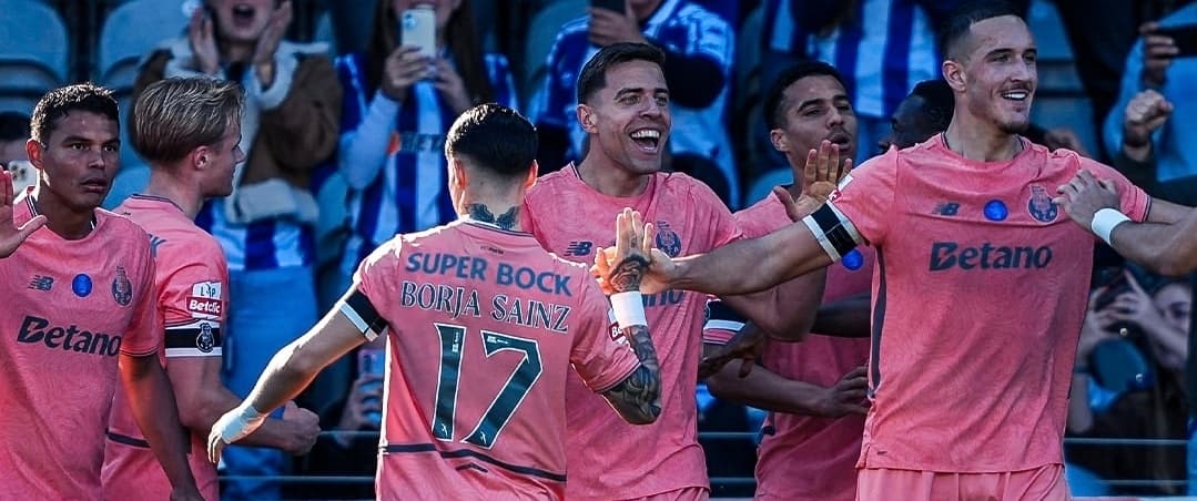 Brasileño Thiago Silva y argentino Alan Varela, titulares en victoria del Porto