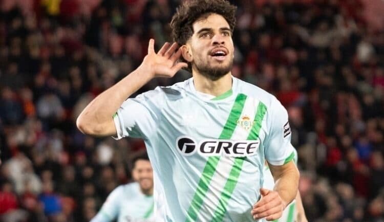 Hispano-mexicano Fidalgo se consolida en el Betis, que gana al Villarreal