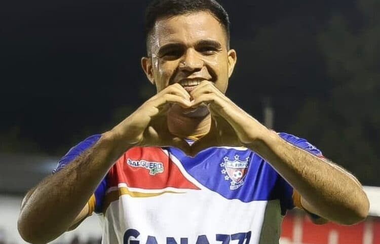 Costarricense Solano y Firpo, líderes únicos en El Salvador