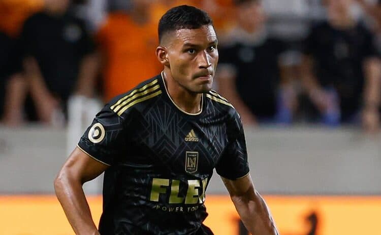Colombiano Eddie Segura hace historia en LAFC