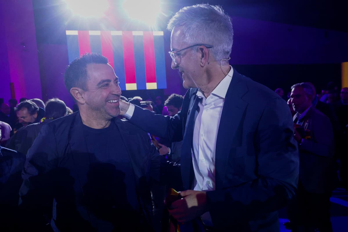 Español Xavi Hernández da su firma a ‘Nosaltres’, la candidatura de Víctor Font